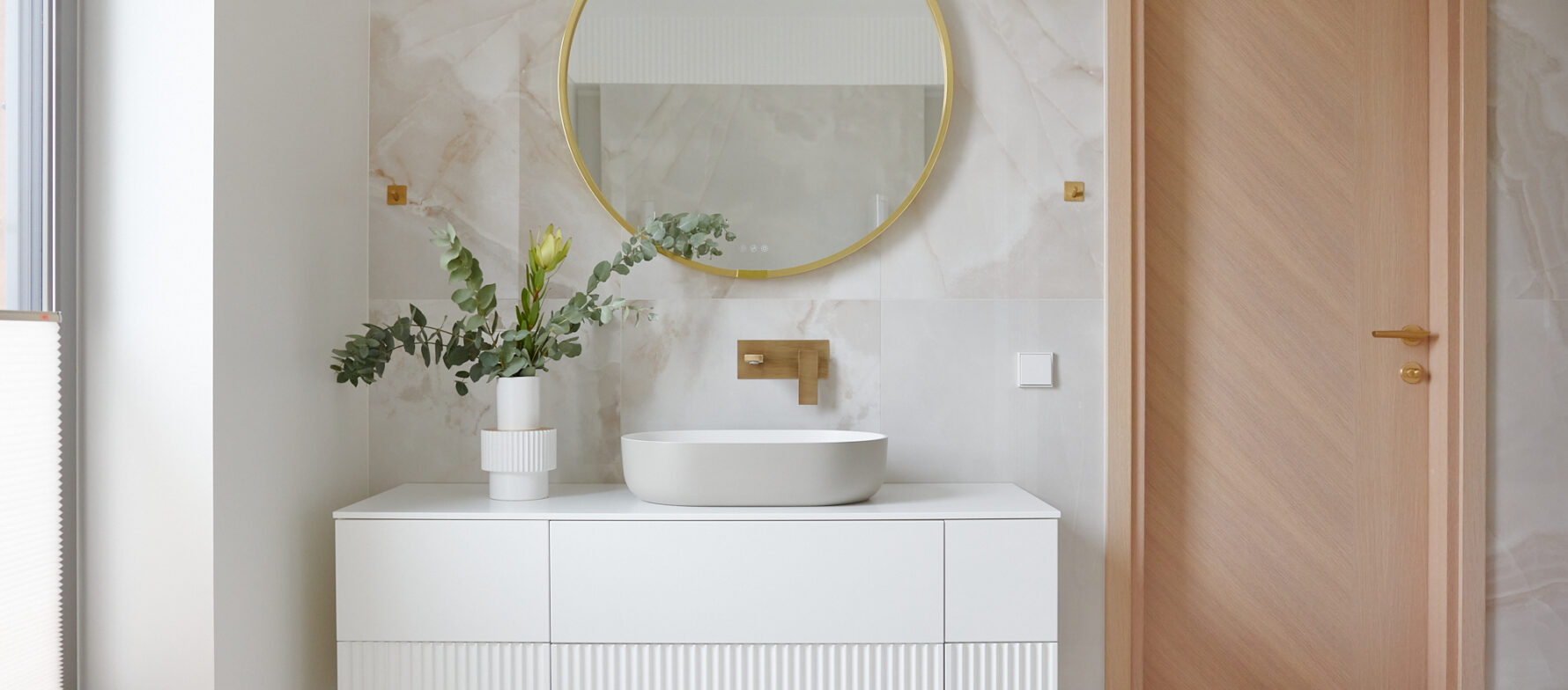 Modernne vannituba Kiikri tänaval Gamma 160 Xonyx™ solid surface vanni ja Neo-seeria halli valamuga kuldsete detailidega