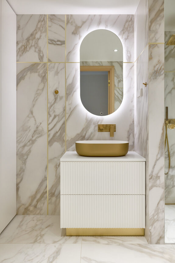 Kiikri tänava korteri vannituba kuldse viimistlusega Balteco Neo Xonyx™ valamuga – elegantne ja modernne Eesti disain