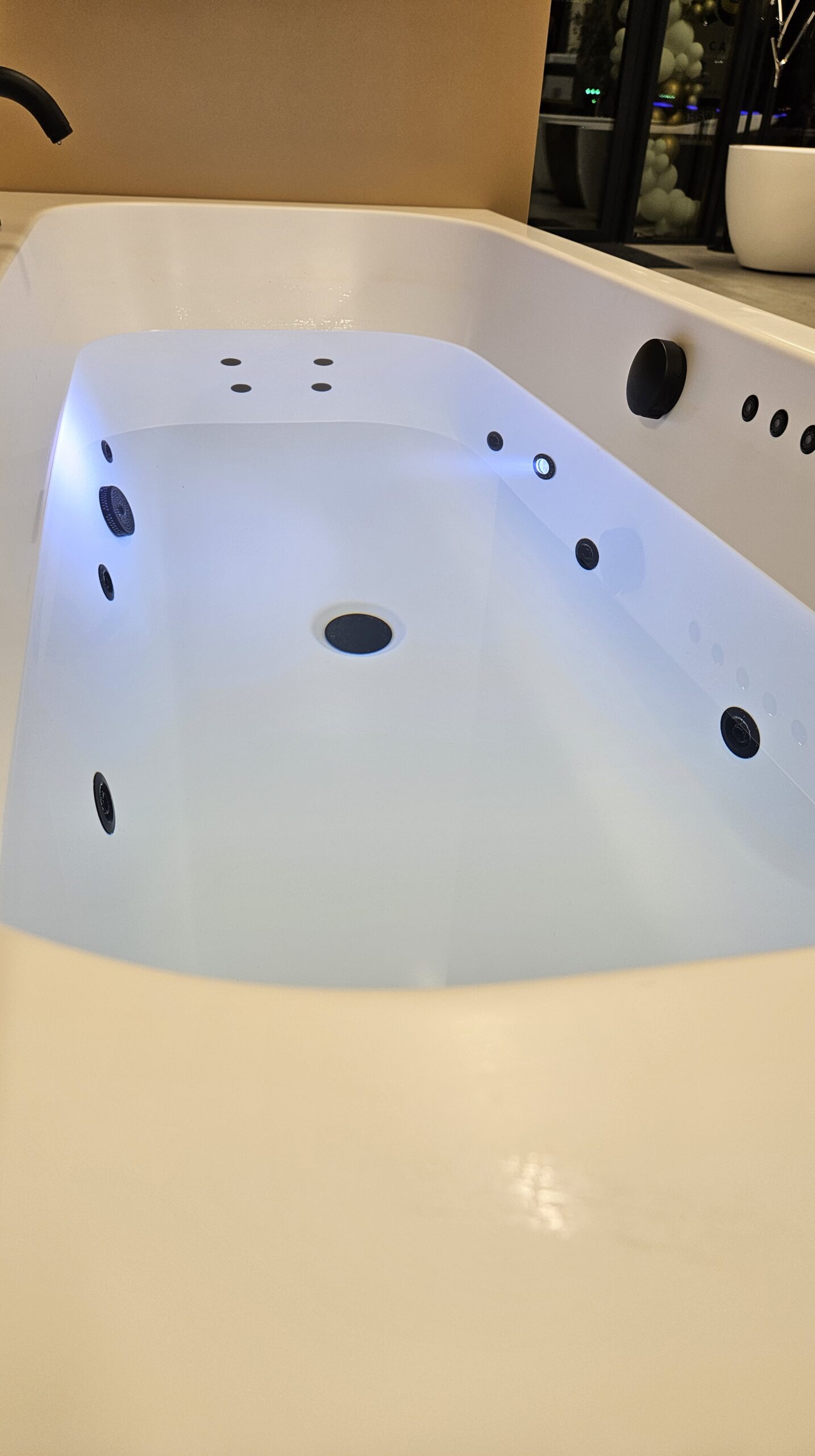 Musta viimistlusega Balteco Vigo Extended Xonyx™ massaaživann S11 Tartu salongis