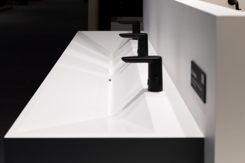 latakiniai praustuvai,solid surface latakiniai praustuvai,Xonyx™ latakiniai praustuvai,praustuvai viešosioms erdvėms,praustuvai viešųjų tualetų erdvėms,komerciniai praustuvai,praustuvai viešbučiams,praustuvai SPA,praustuvai biurams,lengvai prižiūrimi praustuvai,patvarūs praustuvai,modernūs praustuvai,kelių vietų praustuvai,praustuvai su centriniu nuotekų išleidimu,praustuvai su 2 ar 3 maišytuvais,viešųjų tualetų praustuvai,praustuvai intensyviam naudojimui,higieniški praustuvai,besiūliai praustuvai,individualių matmenų praustuvai,Balteco praustuvai