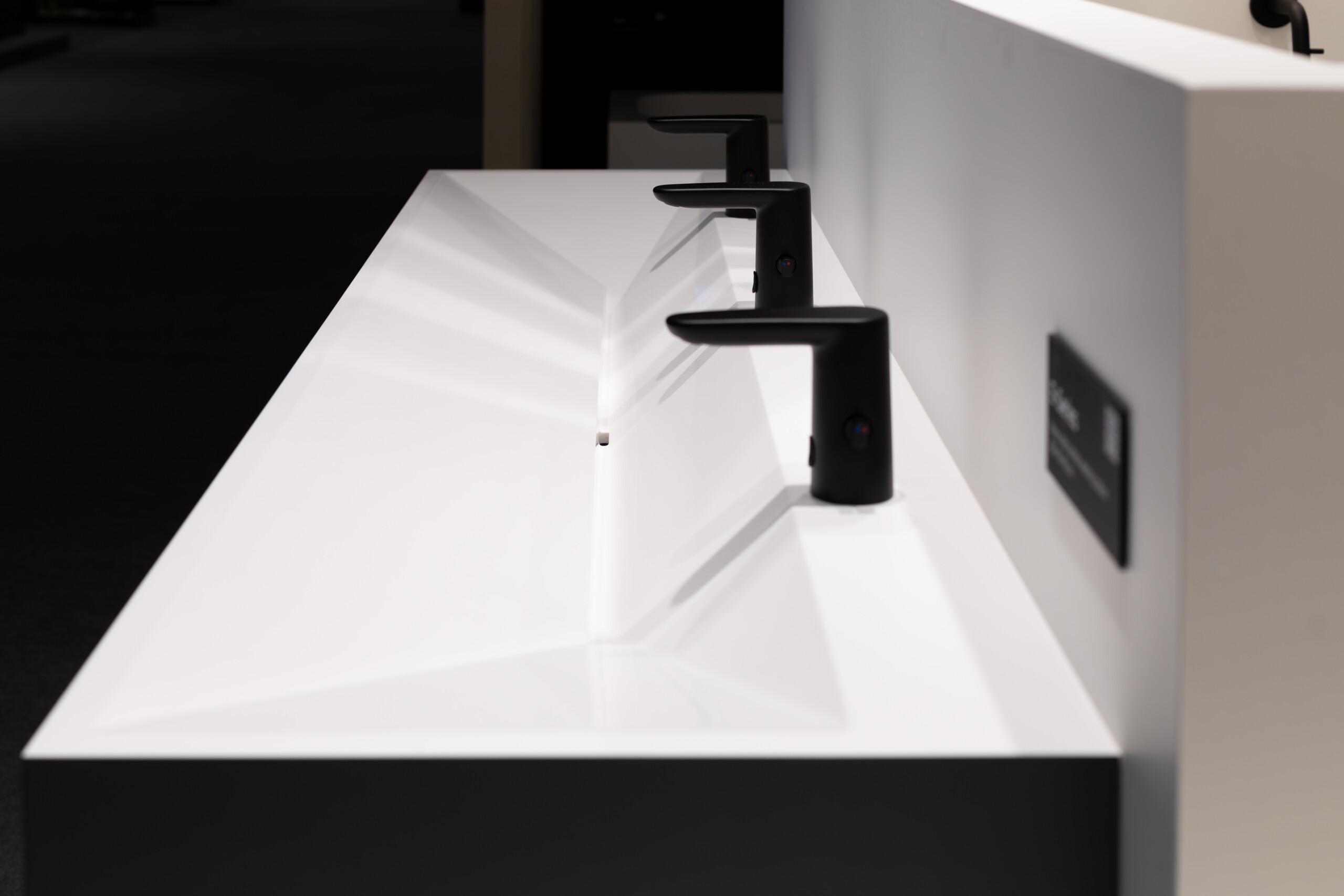 E-seeria valamu,rennvalamu,Xonyx valamu,solid surface valamu,ühiskondlik tualett,hotellivalamu,spa valamu,minimalistlik disain,Balteco valamu,Eesti disain