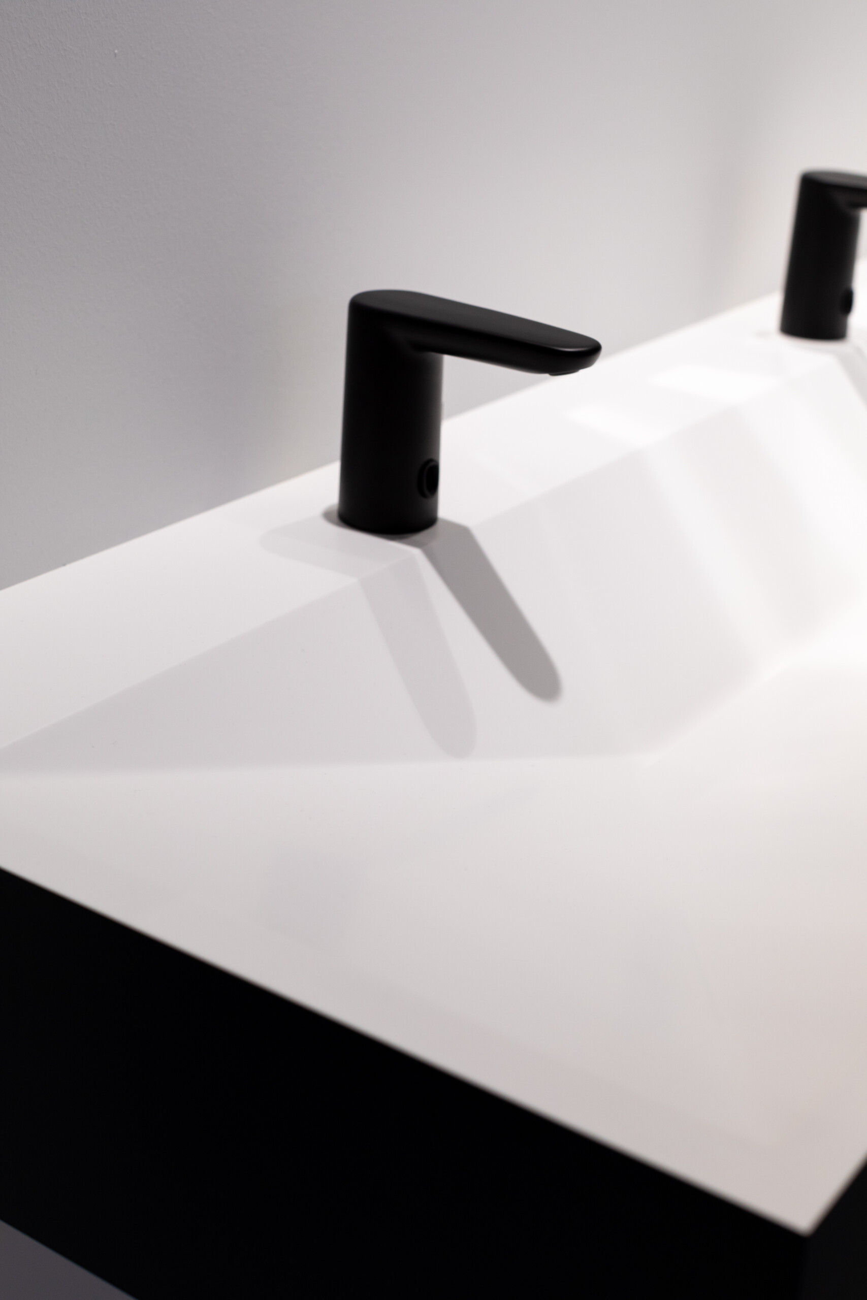 E-seeria valamu,rennvalamu,Xonyx valamu,solid surface valamu,ühiskondlik tualett,hotellivalamu,spa valamu,minimalistlik disain,Balteco valamu,Eesti disain