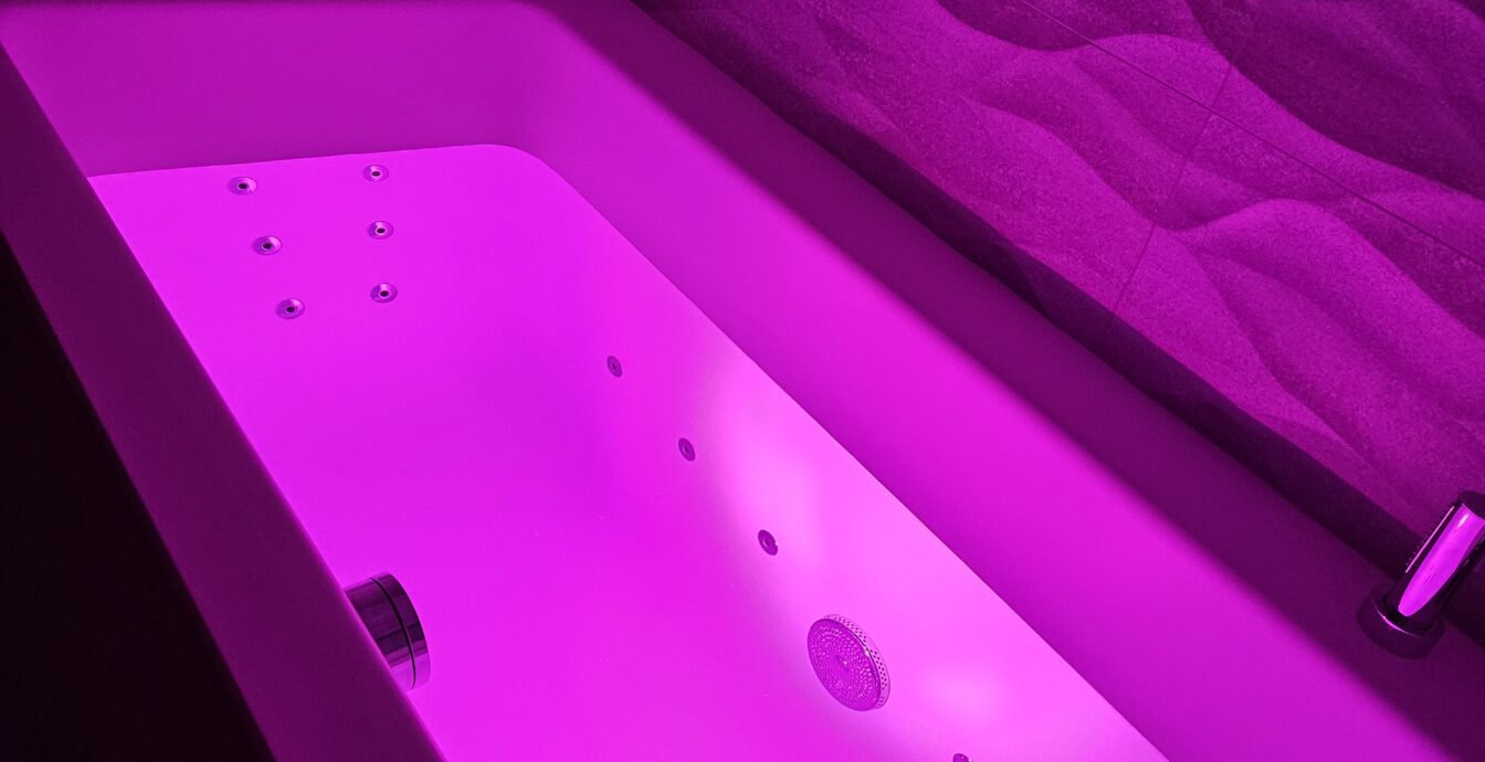 AmbliLight valgusteraapia valgusti, mis loob ühtlase ja kirkka valguse kaasaegses heaolualas