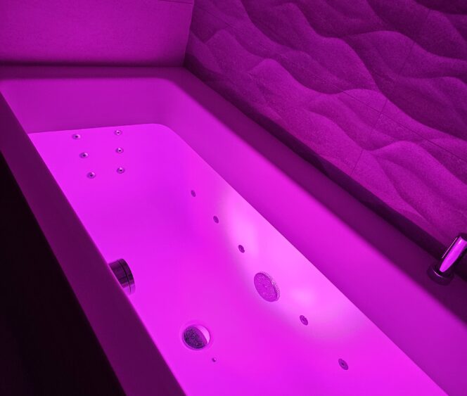 AmbliLight valgusteraapia valgusti, mis loob ühtlase ja kirkka valguse kaasaegses heaolualas