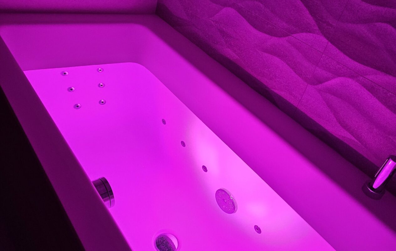 AmbliLight valgusteraapia valgusti, mis loob ühtlase ja kirkka valguse kaasaegses heaolualas
