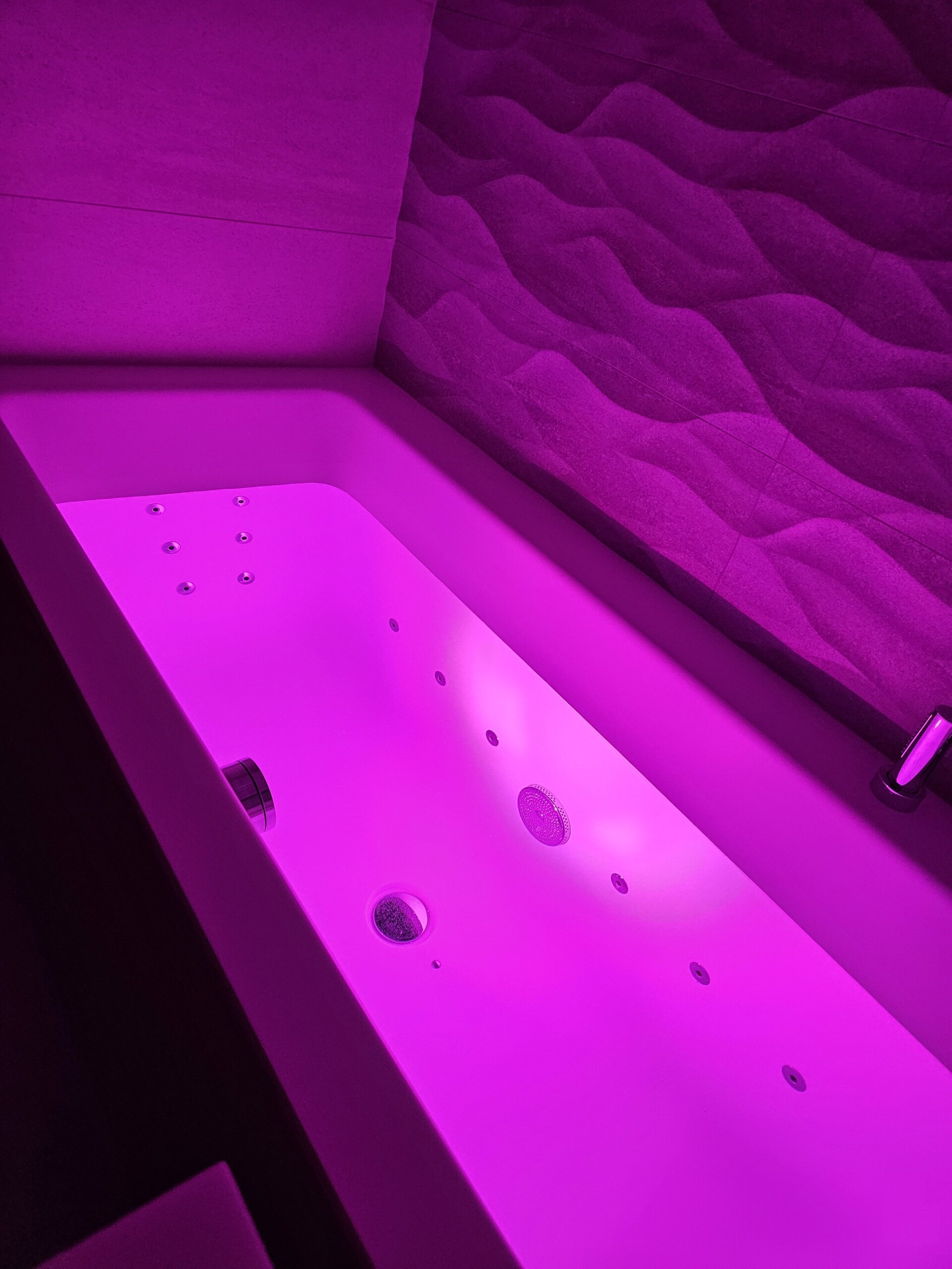 AmbliLight valgusteraapia valgusti, mis loob ühtlase ja kirkka valguse kaasaegses heaolualas