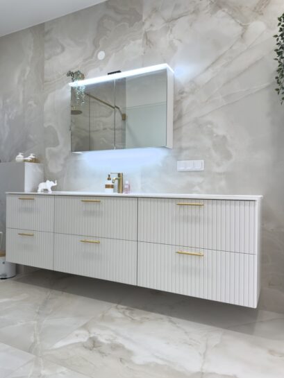 Forma Stripe vannitoamööbel,triibumotiiviga mööbel,vannitoamööbel,Balteco mööbel,stripe disain,Blum Tandembox,Xonyx lettvalamu,GelCast valamu,LED-peegel,Eesti disain