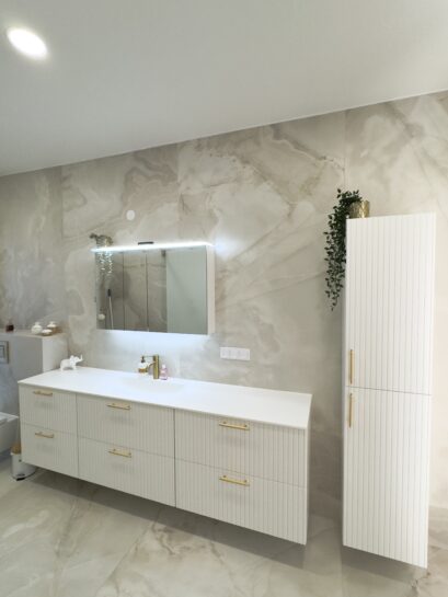 Forma Stripe vannitoamööbel,triibumotiiviga mööbel,vannitoamööbel,Balteco mööbel,stripe disain,Blum Tandembox,Xonyx lettvalamu,GelCast valamu,LED-peegel,Eesti disain
