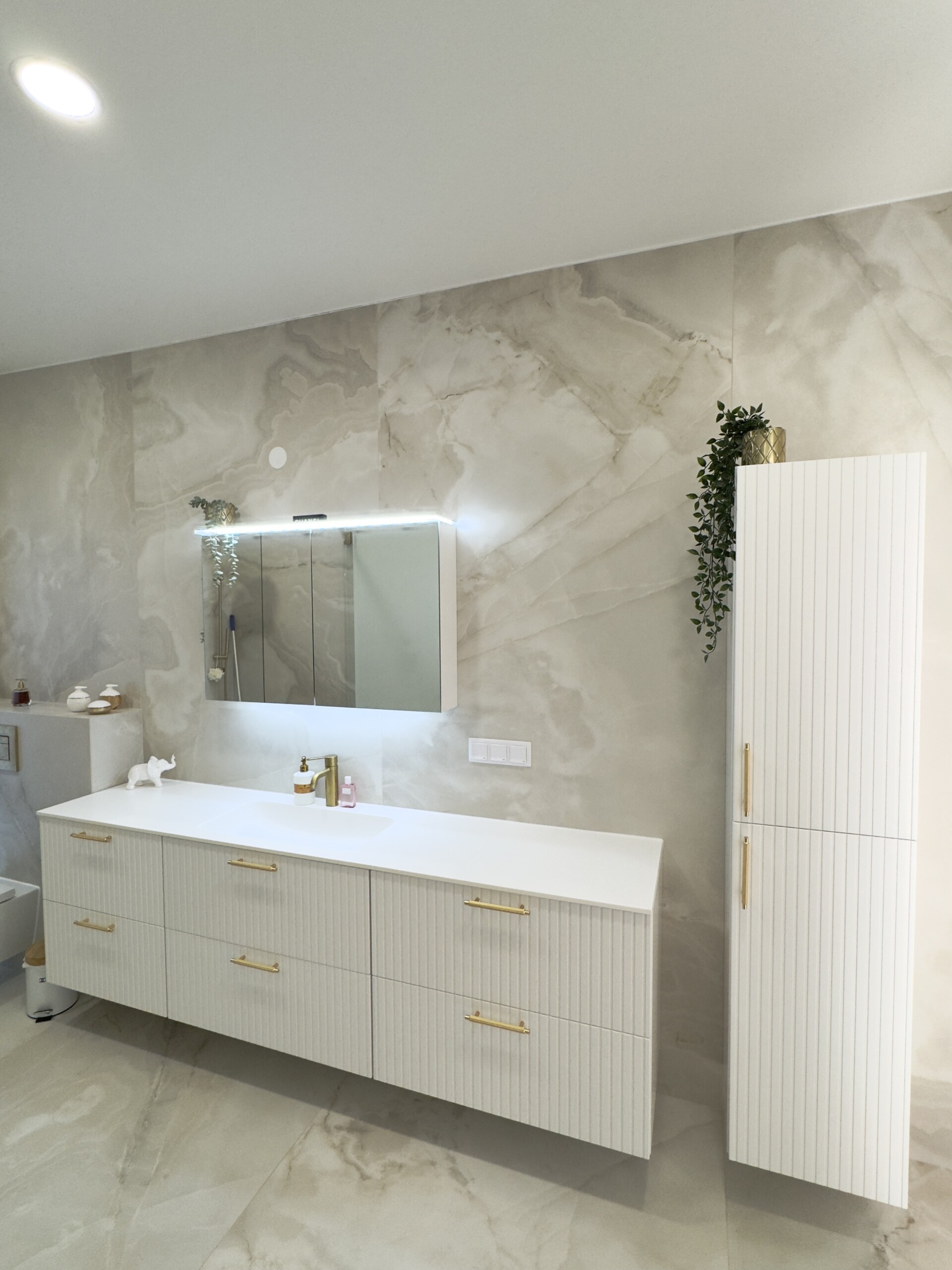 Forma Stripe vannitoamööbel,triibumotiiviga mööbel,vannitoamööbel,Balteco mööbel,stripe disain,Blum Tandembox,Xonyx lettvalamu,GelCast valamu,LED-peegel,Eesti disain