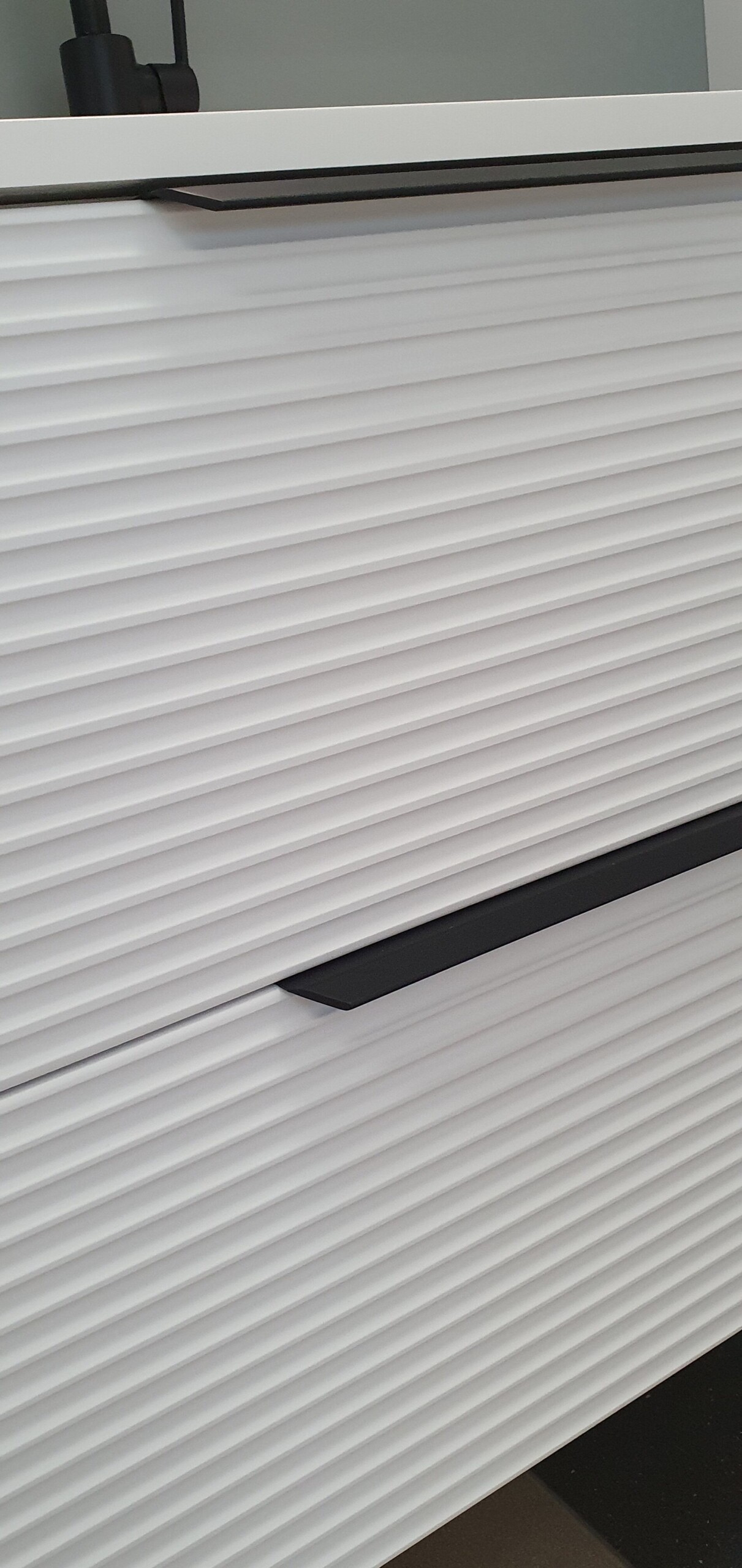 Forma Stripe vannitoamööbel,triibumotiiviga mööbel,vannitoamööbel,Balteco mööbel,stripe disain,Blum Tandembox,Xonyx lettvalamu,GelCast valamu,LED-peegel,Eesti disain