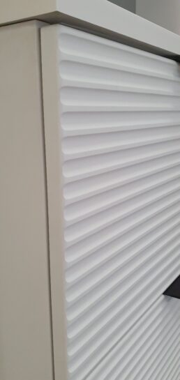 Forma Stripe vannitoamööbel,triibumotiiviga mööbel,vannitoamööbel,Balteco mööbel,stripe disain,Blum Tandembox,Xonyx lettvalamu,GelCast valamu,LED-peegel,Eesti disain