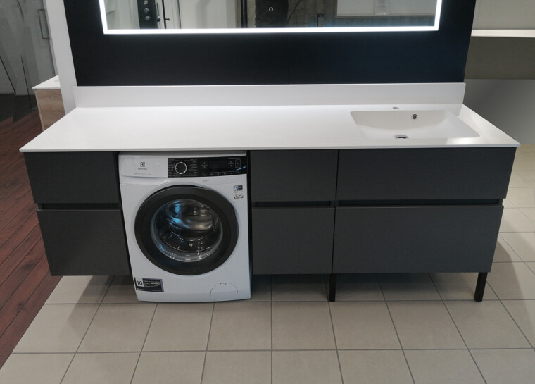 Grada XL vannas istabas mēbeles tumšā krāsā ar Xonyx virsmu un iebūvētu veļas mašīnu