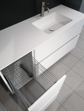 Grada XL vannas istabas mēbeles baltā apdarē ar Xonyx virsmu un iebūvētu veļas mašīnu