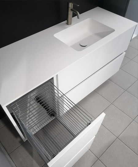 Grada XL vannas istabas mēbeles baltā apdarē ar Xonyx virsmu un iebūvētu veļas mašīnu