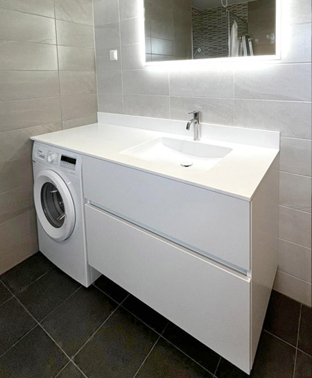 Grada XL vannas istabas mēbeles baltā apdarē ar Xonyx virsmu un iebūvētu veļas mašīnu
