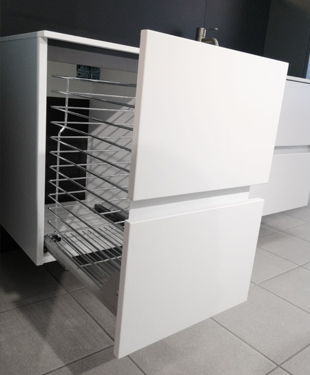 Grada XL vannas istabas mēbeles baltā apdarē ar Xonyx virsmu un iebūvētu veļas mašīnu