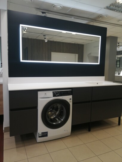 Grada XL vannas istabas mēbeles tumšā krāsā ar Xonyx virsmu un iebūvētu veļas mašīnu