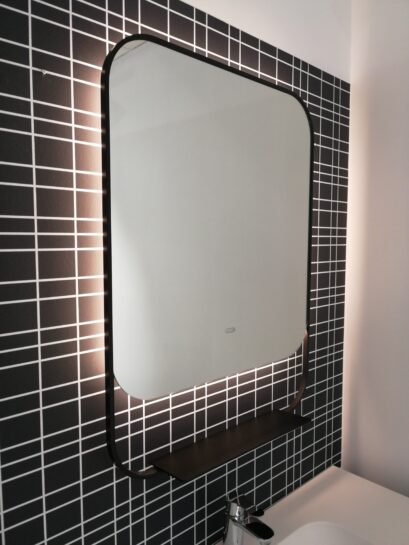 PO seeria peegel,LED-peegel,vannitoapeegel,minimalistlik peegel,Balteco peegel,valgusega peegel,modernne disain,energiasäästlik LED,Eesti disain,vannitoa sisustus