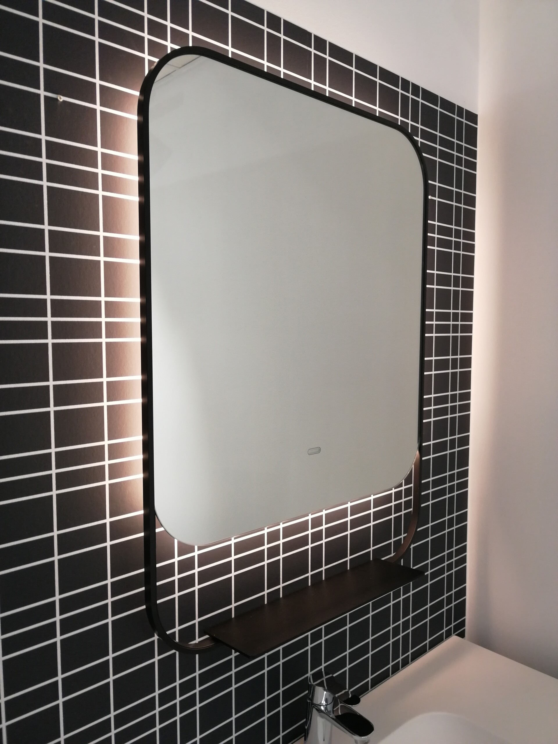 PO seeria peegel,LED-peegel,vannitoapeegel,minimalistlik peegel,Balteco peegel,valgusega peegel,modernne disain,energiasäästlik LED,Eesti disain,vannitoa sisustus