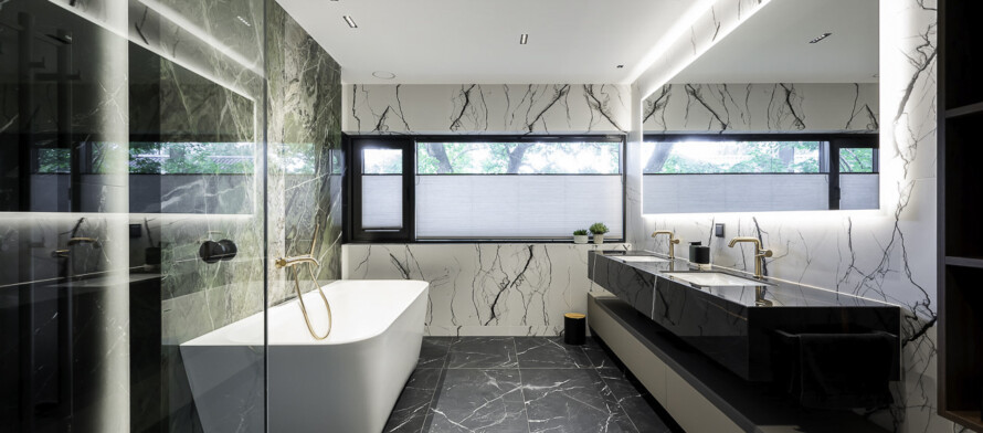 Balteco Como Wall Xonyx™ solid surface kivivann Nõmme männimetsade keskel asuvas eksklusiivses eramus