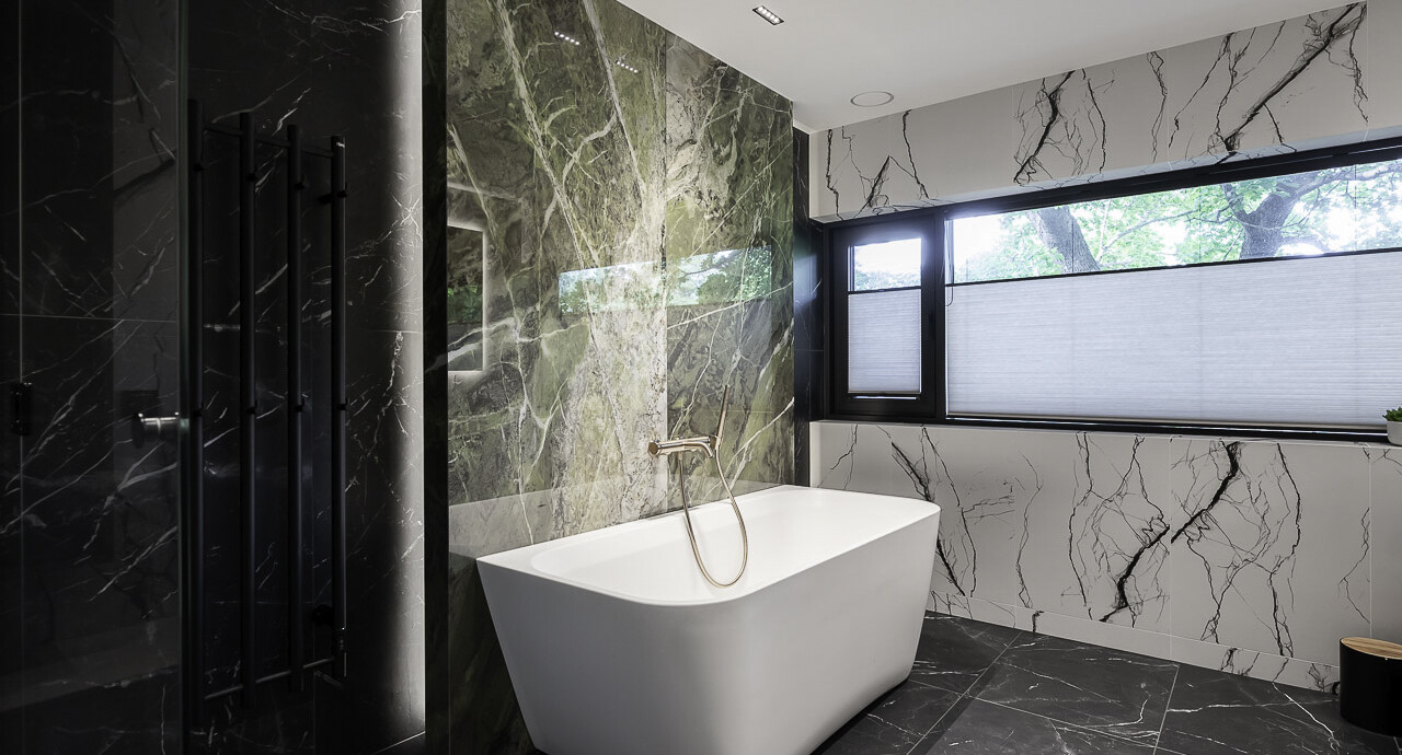 Balteco Como Wall Xonyx™ solid surface kivivann Nõmme männimetsade keskel asuvas eksklusiivses eramus