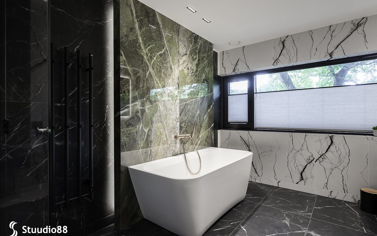 Balteco Como Wall Xonyx™ solid surface kivivann Nõmme männimetsade keskel asuvas eksklusiivses eramus