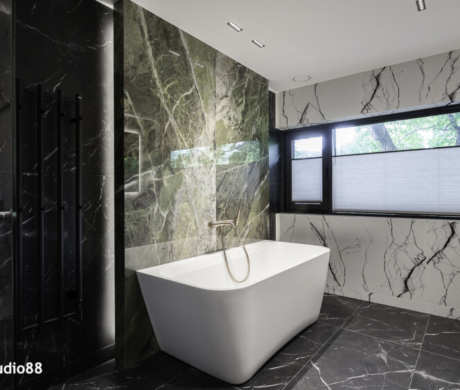 Balteco Como Wall Xonyx™ solid surface kivivann Nõmme männimetsade keskel asuvas eksklusiivses eramus