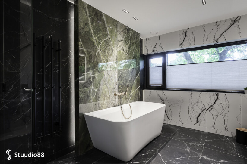 Balteco Como Wall Xonyx™ solid surface kivivann Nõmme männimetsade keskel asuvas eksklusiivses eramus