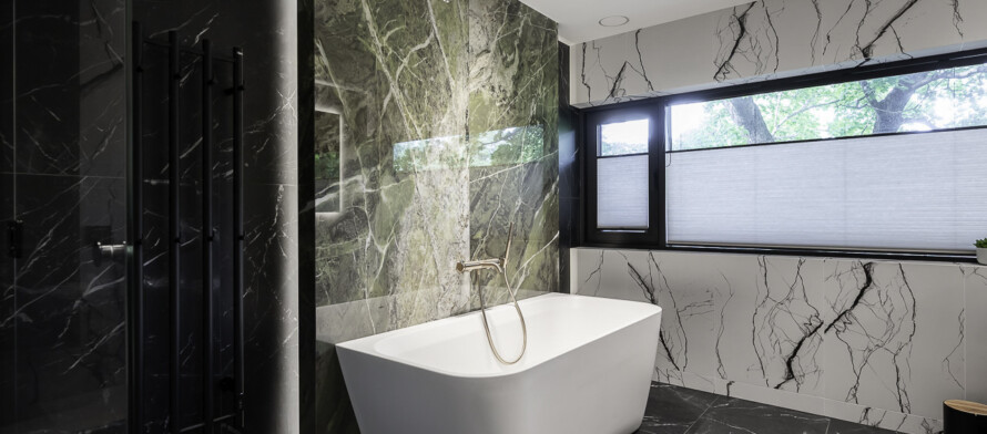 Modern bathroom with a Balteco Como Xonyx™ solid surface bathtub