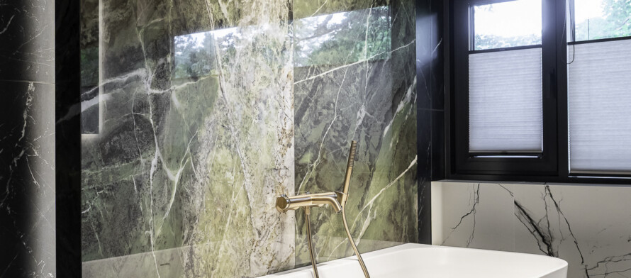 Balteco Como Wall Xonyx™ solid surface kivivann Nõmme männimetsade keskel asuvas eksklusiivses eramus