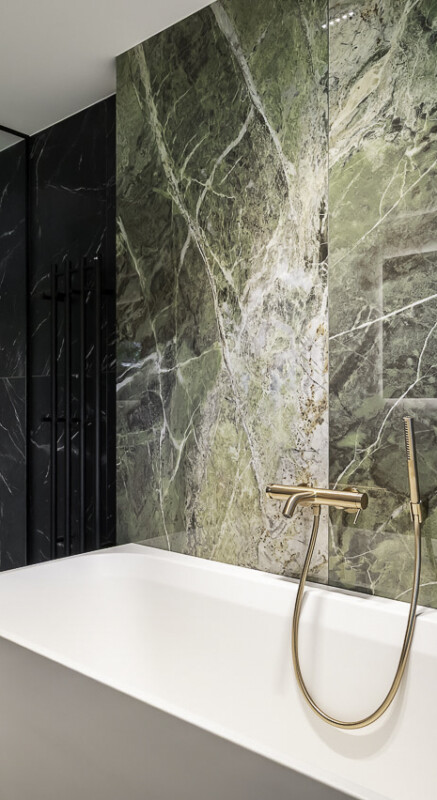 Balteco Como Wall Xonyx™ solid surface kivivann Nõmme männimetsade keskel asuvas eksklusiivses eramus