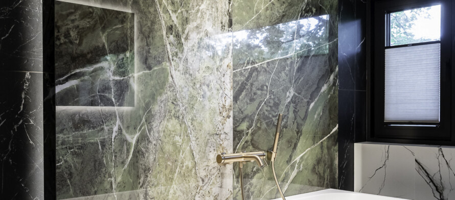 Balteco Como Wall Xonyx™ solid surface kivivann Nõmme männimetsade keskel asuvas eksklusiivses eramus