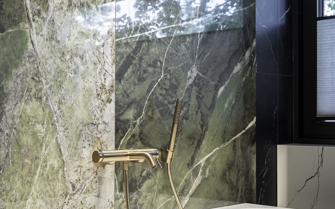 Balteco Como Wall Xonyx™ solid surface kivivann Nõmme männimetsade keskel asuvas eksklusiivses eramus