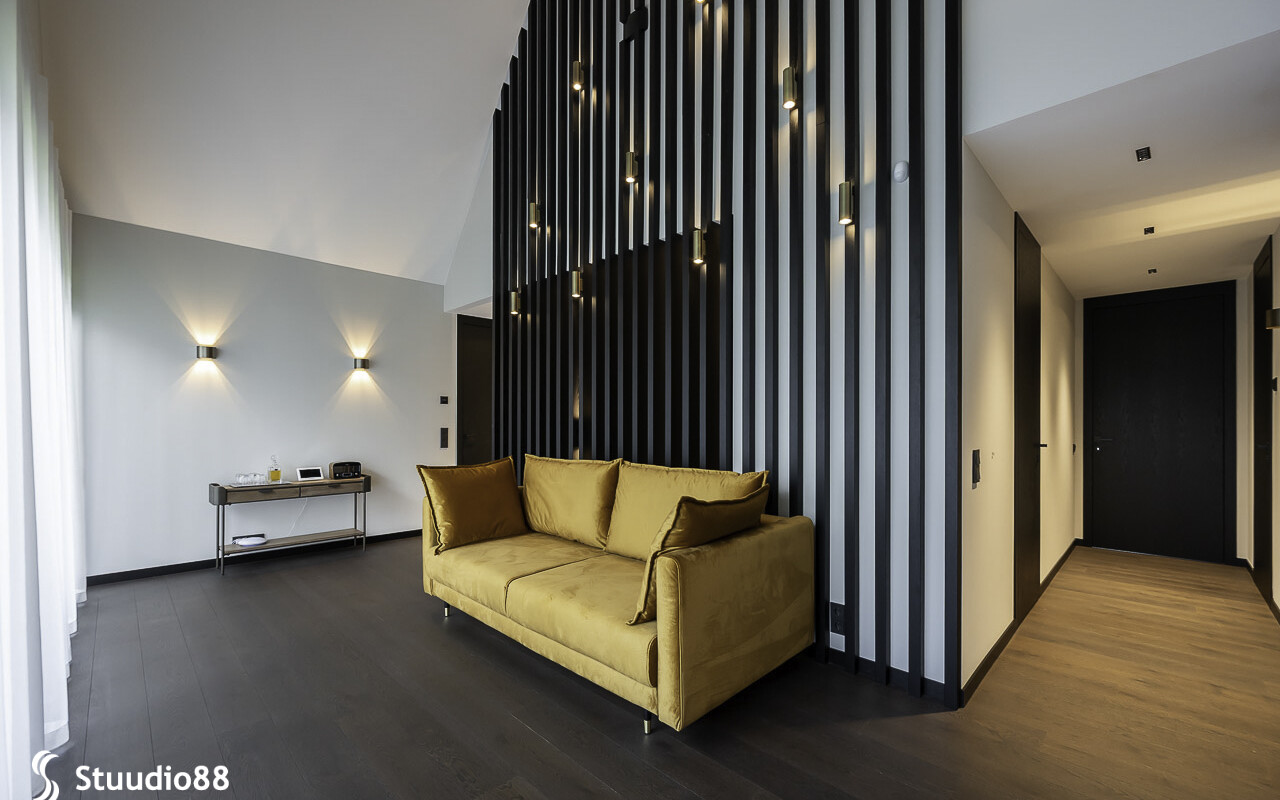 Elutuba Nõmme männimetsade keskel asuvas eksklusiivses eramus