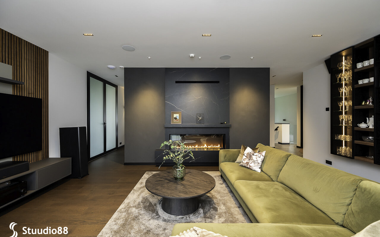 Elutuba Nõmme männimetsade keskel asuvas eksklusiivses eramus