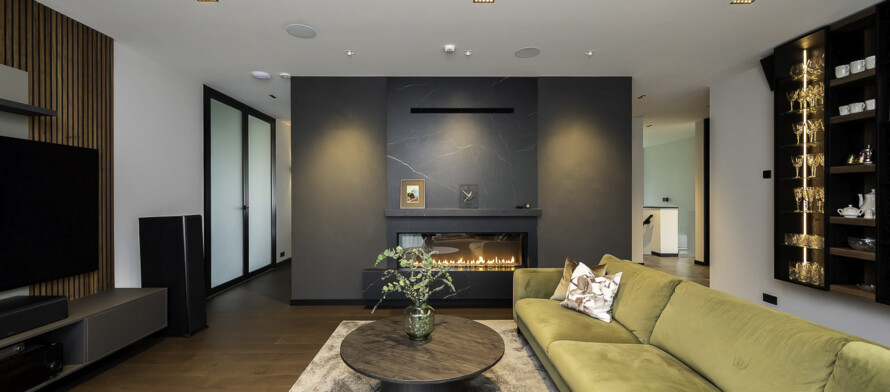 Elutuba Nõmme männimetsade keskel asuvas eksklusiivses eramus