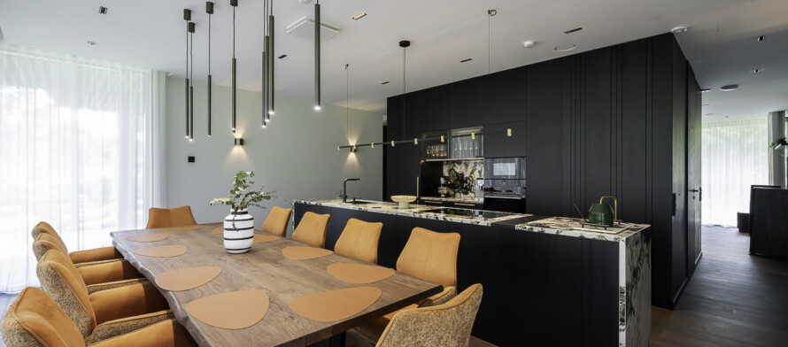 Söögilaud koos avatud köögiga Nõmme männimetsade keskel asuvas eksklusiivses eramus