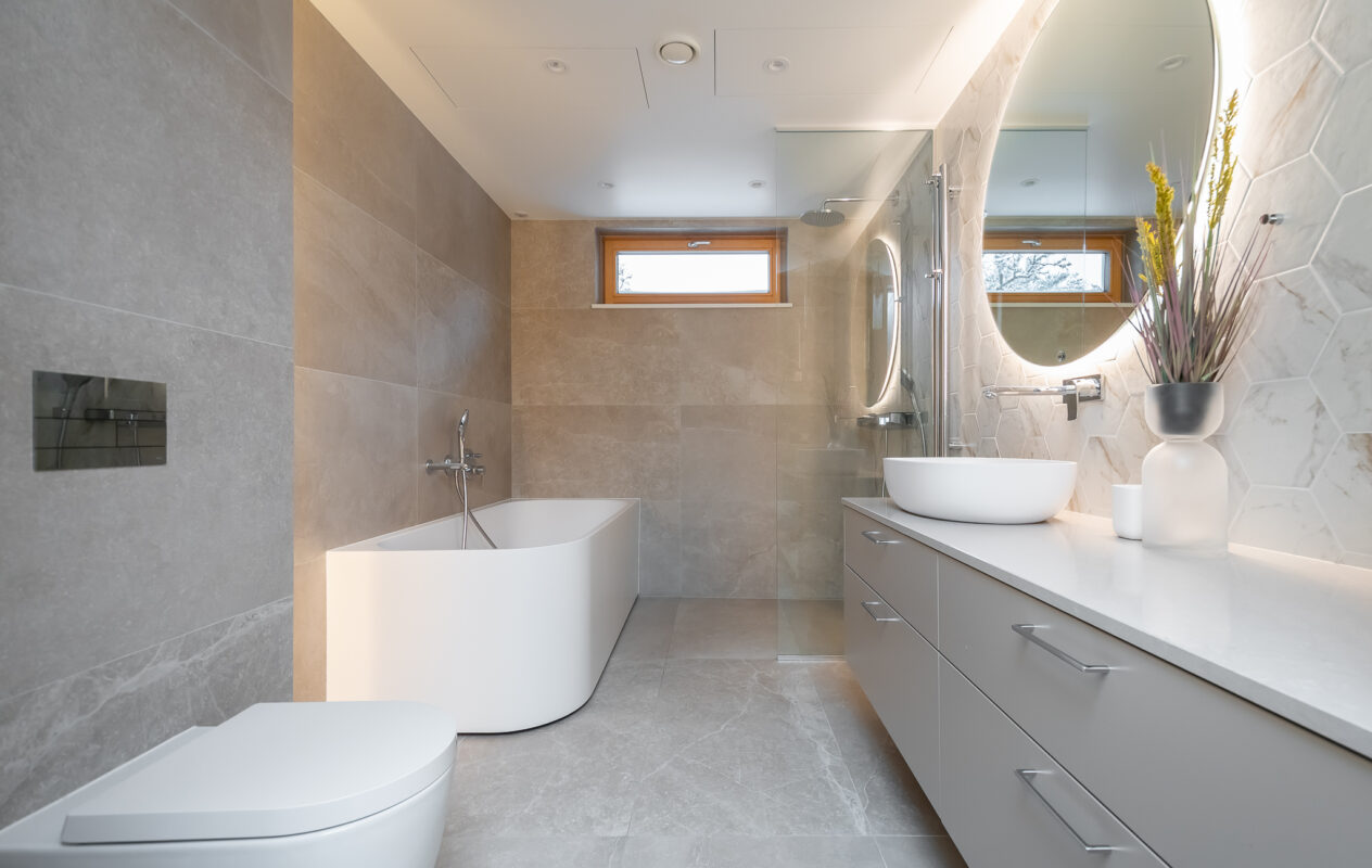 Laisvai pastatoma Balteco Leon Xonyx™ solid surface vonia šviesiame, moderniame vonios kambaryje su skandinavišku charakteriu