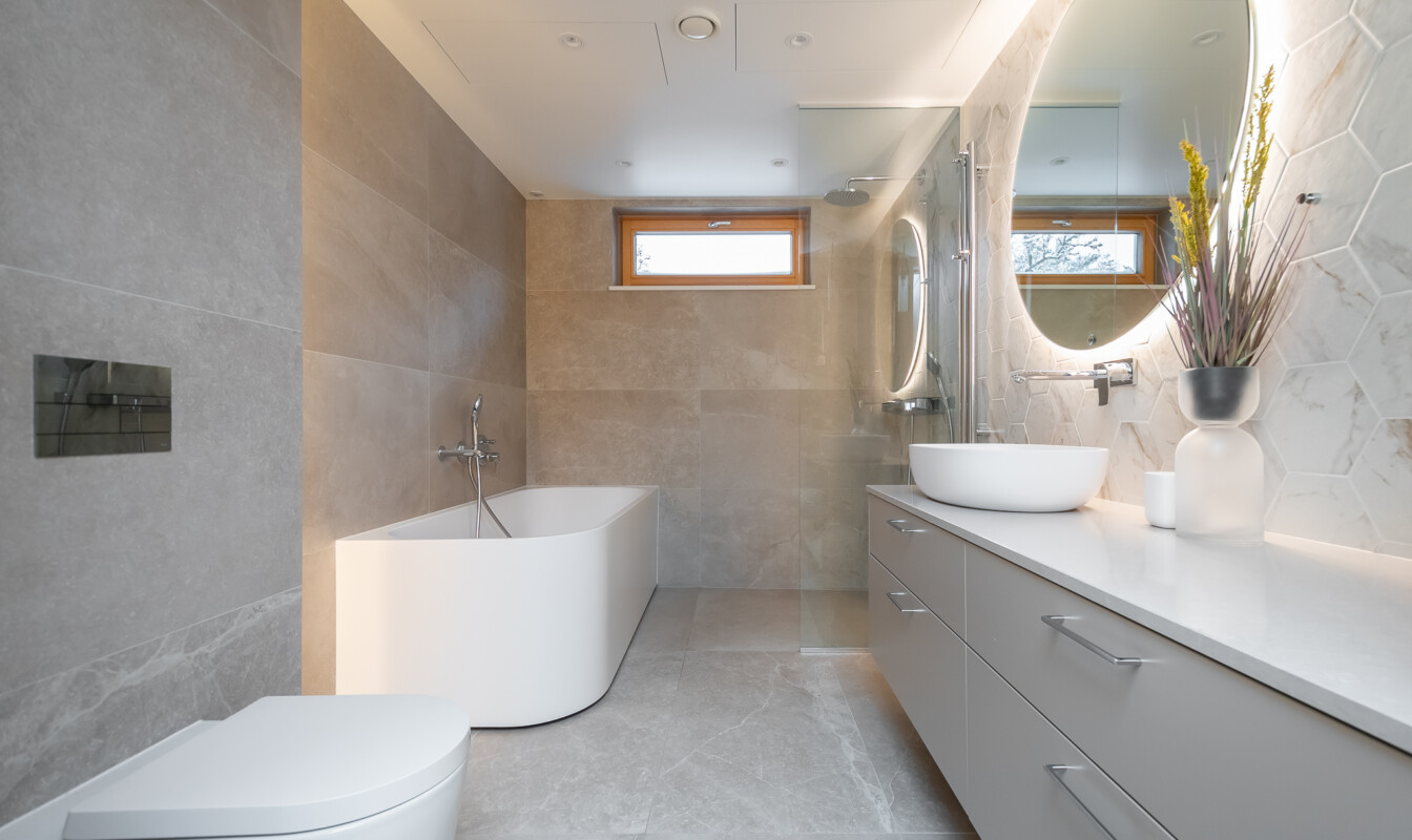 Nõmme männimetsade keskel asuva kolmekorruselise eramu vannituba Balteco Xonyx™ solid surface kivivanni Leon R ja Trapez valamuga