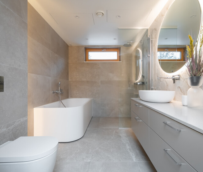 Nõmme männimetsade keskel asuva kolmekorruselise eramu vannituba Balteco Xonyx™ solid surface kivivanni Leon R ja Trapez valamuga