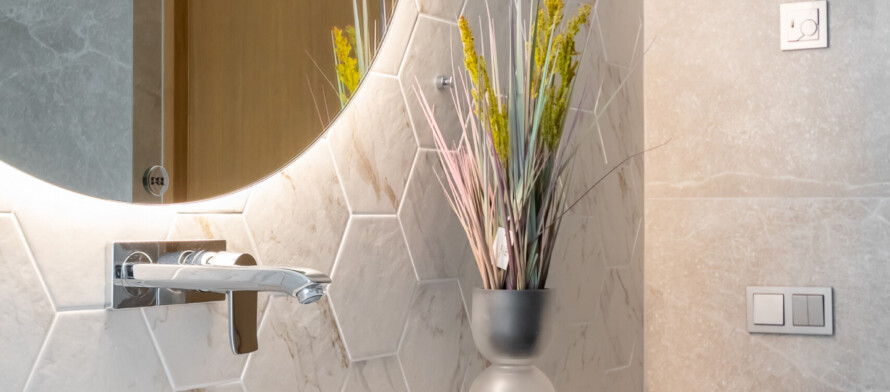 Nõmme männimetsade keskel asuva kolmekorruselise eramu vannituba Balteco Xonyx™ solid surface kivivanni Leon R ja Trapez valamuga