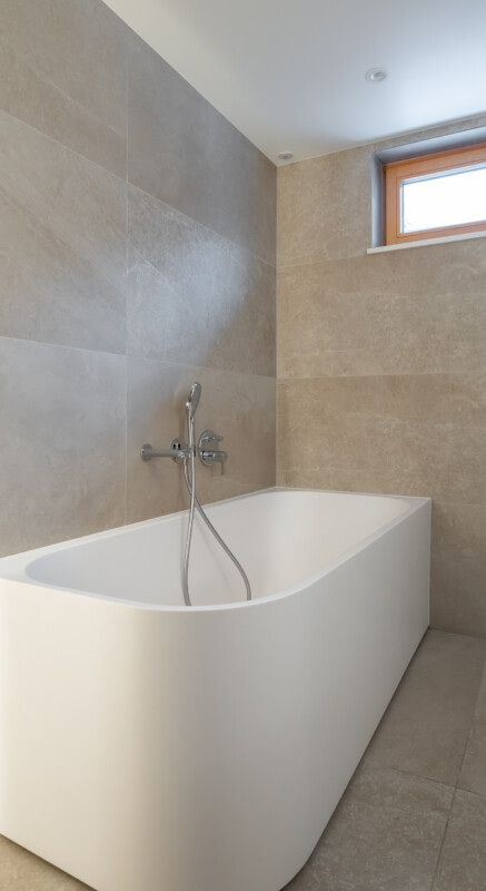 Nõmme männimetsade keskel asuva kolmekorruselise eramu vannituba Balteco Xonyx™ solid surface kivivanni Leon R ja Trapez valamuga