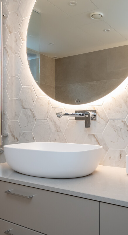 Nõmme männimetsade keskel asuva kolmekorruselise eramu vannituba Balteco Xonyx™ solid surface kivivanni Leon R ja Trapez valamuga