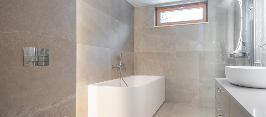 Nõmme männimetsade keskel asuva kolmekorruselise eramu vannituba Balteco Xonyx™ solid surface kivivanni Leon R ja Trapez valamuga