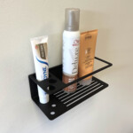 Must alumiiniumist vannitoariiul 23 × 10 × 8 cm seinal koos vannitoatarvikutega