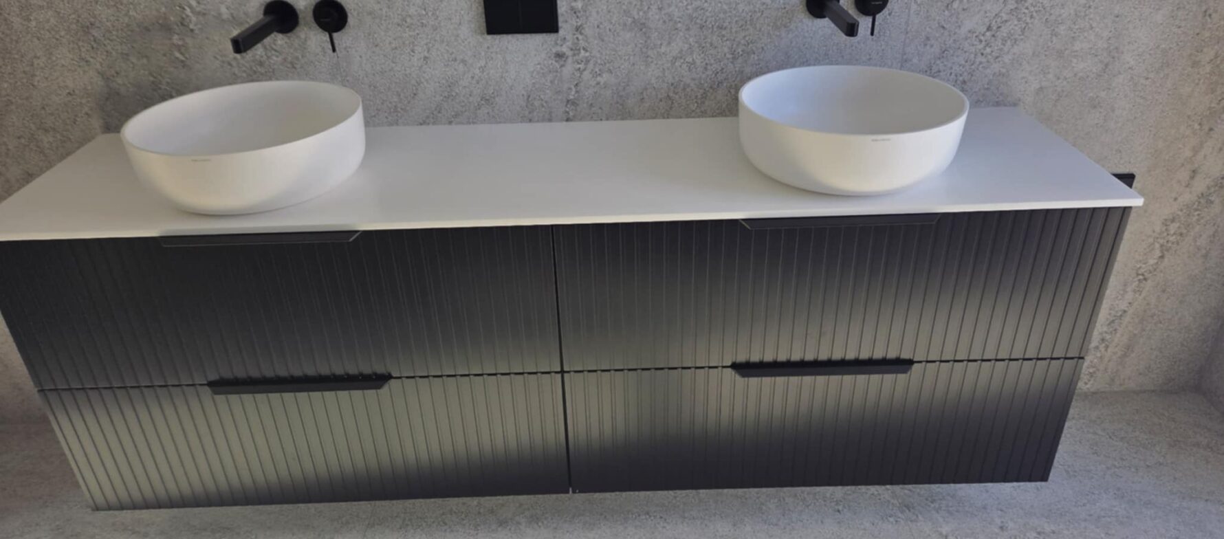 Xonyx™ Neo C virsapmetuma izlietne modernā luksusa villas vannasistabā