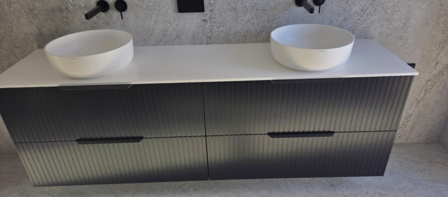 Xonyx™ Neo C virsapmetuma izlietne modernā luksusa villas vannasistabā