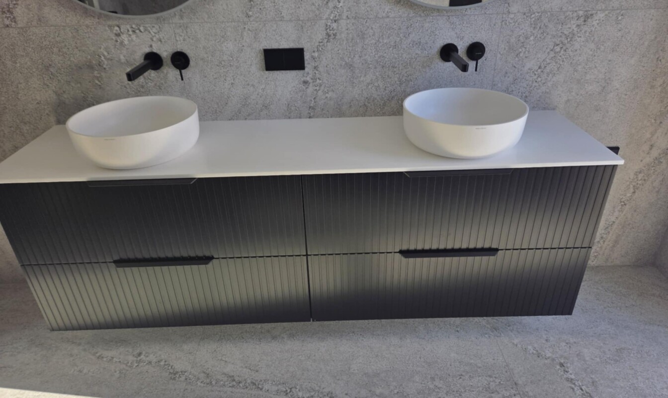 Xonyx™ Neo C letipealsed valamud modernses luksuslikus vannitoas, minimalistlik disain ja kvaliteetne viimistlus