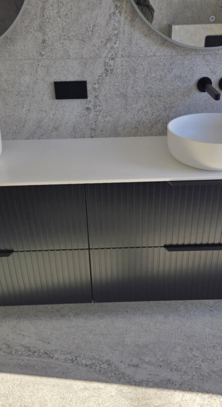 Накладная раковина Xonyx™ Neo C в современной ванной комнате роскошной виллы