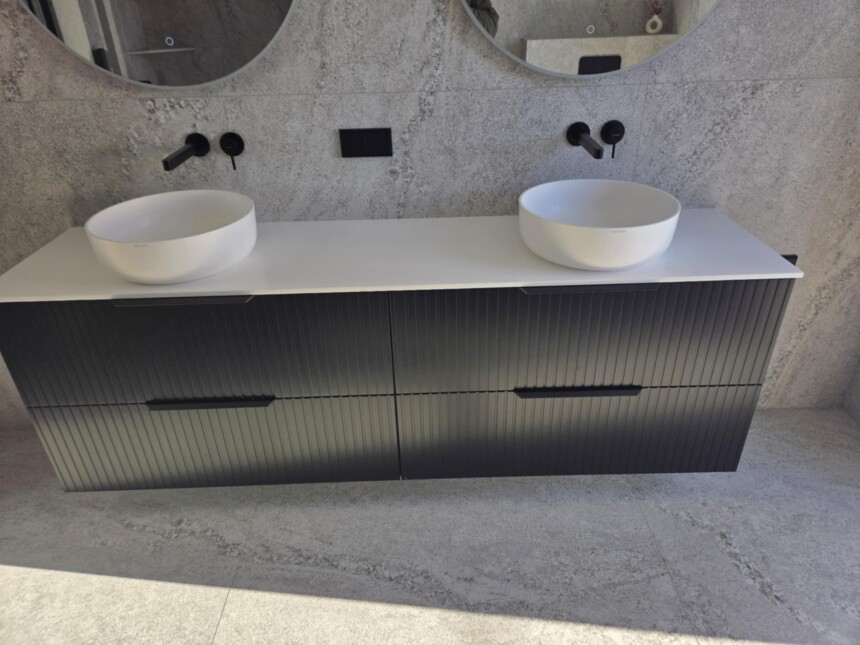 Xonyx™ Neo C letipealsed valamud modernses luksuslikus vannitoas, minimalistlik disain ja kvaliteetne viimistlus